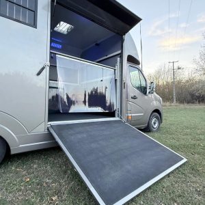 Renault Master 3,5-Tonnen Pferdetransporter in Hengstausführung, mit geöffneter Rampe und transparenter Innenabtrennung, geräumiger und gut belüfteter Pferdebereich.